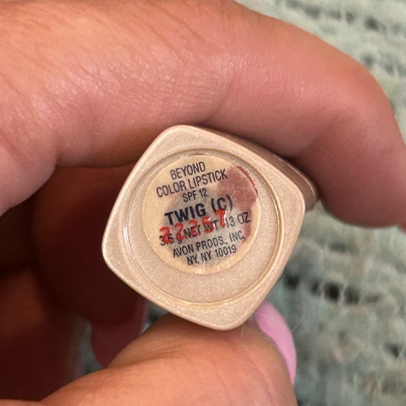 Avon Beyond Color Lipstick - Picture 2 of 3